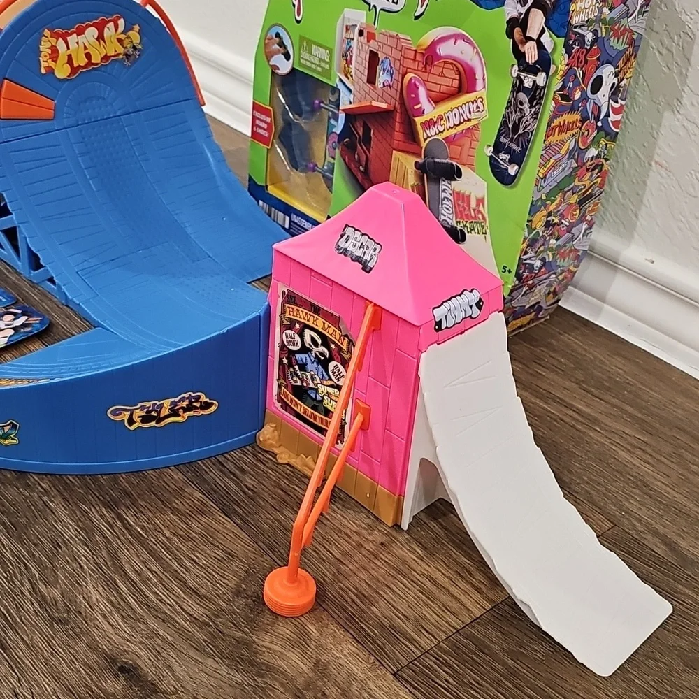 Hot Wheels Skate Tony Hawk Bundle Of Donut Skatepark, Aquarium, Amusement  Park